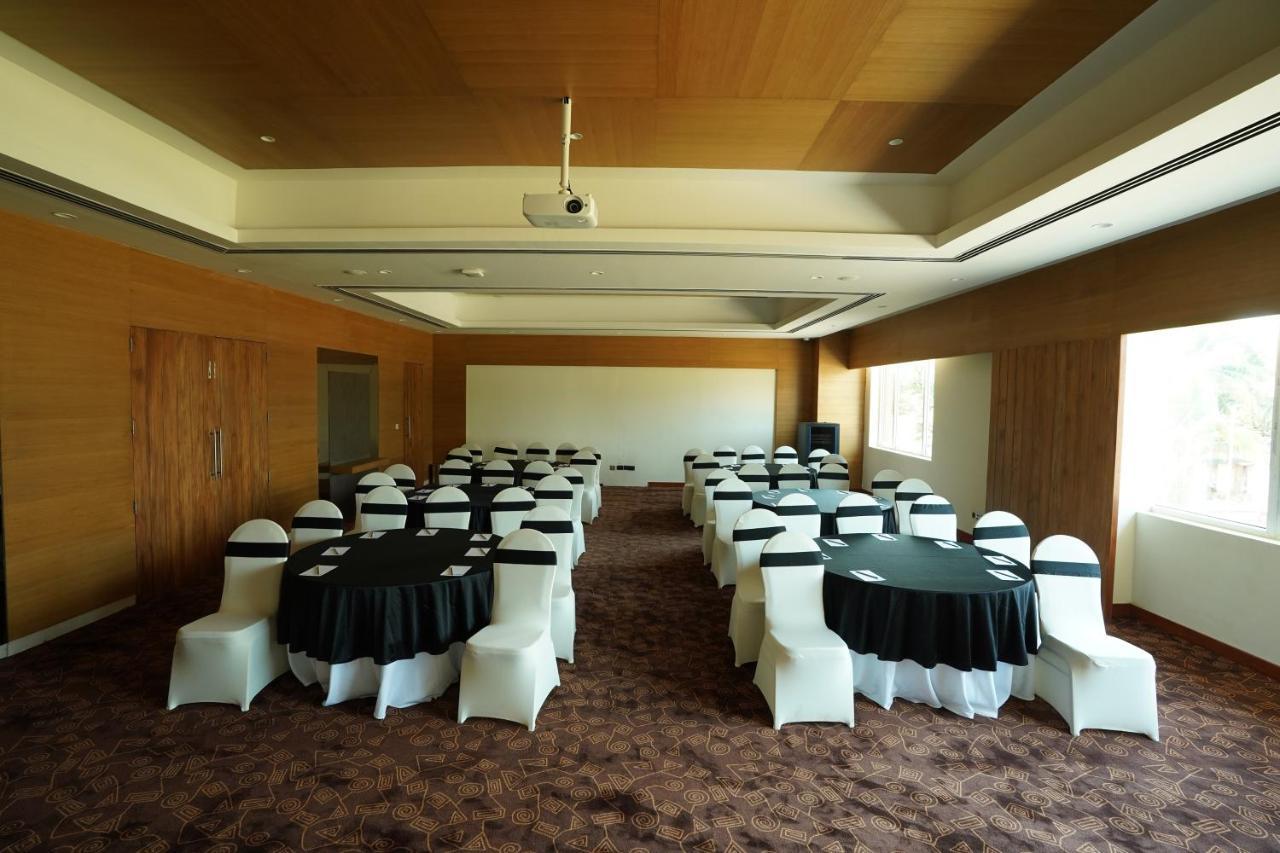 Manjeera Sarovar Premiere Rājahmundry Exterior foto