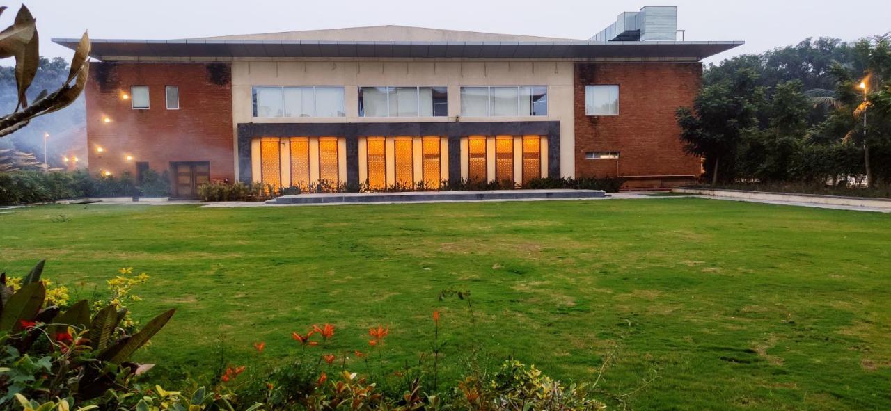 Manjeera Sarovar Premiere Rājahmundry Exterior foto
