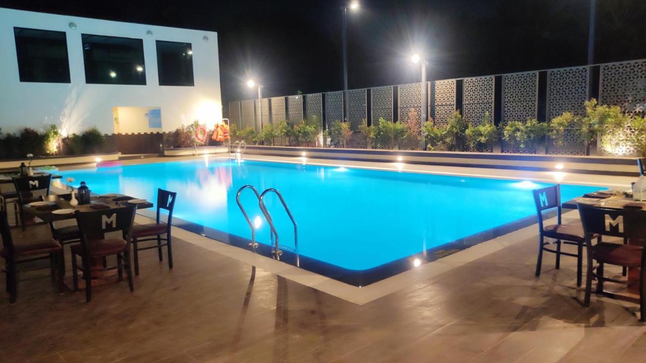 Manjeera Sarovar Premiere Rājahmundry Exterior foto