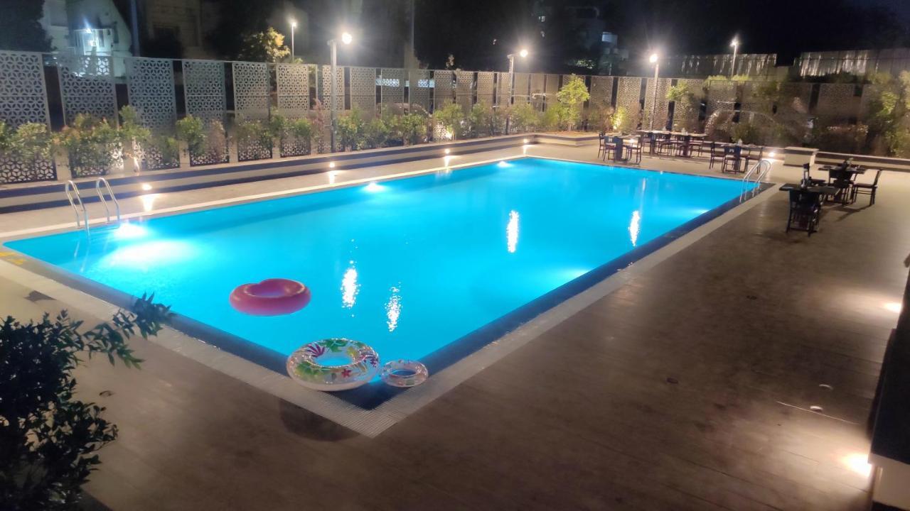 Manjeera Sarovar Premiere Rājahmundry Exterior foto